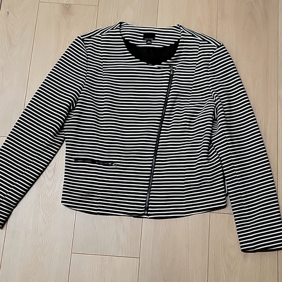 Black and white striped blazer - Picture 1 of 3